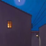 Casa de pueblo de noche, con luz en la ventana y la luna